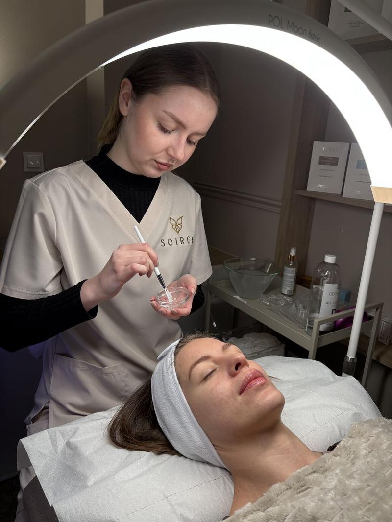 Kosmetolog SOIRÉE nakłada peeling kwasowy – Szczecin